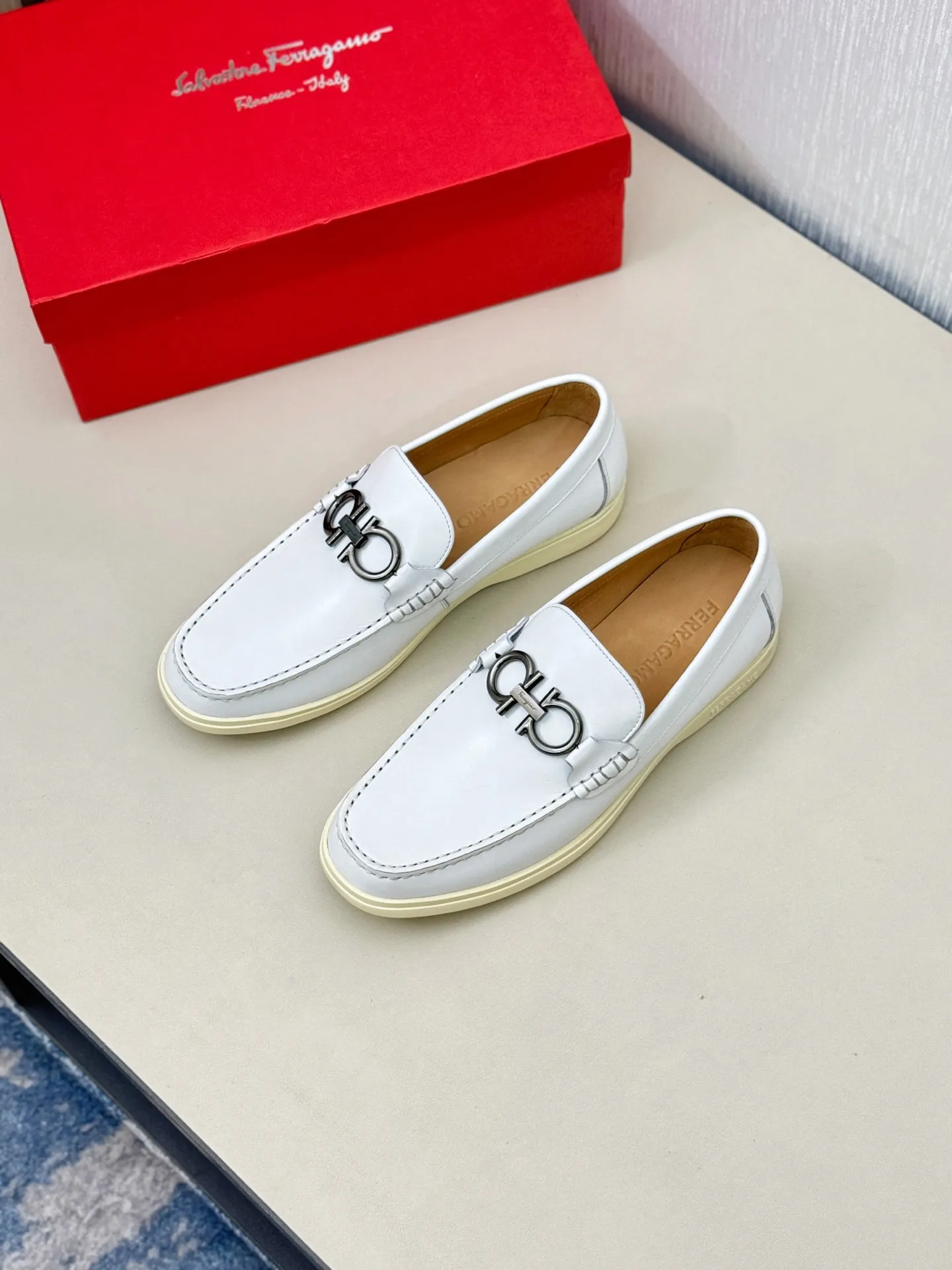 [Ferragamo] P: 580💰 Number of yards: 38~44 (45 orders are non-returnable) Ferragam's new men's driving shoes, the fabric is made of imported cowhide, with visible texture, heavy industrial stitching, dyed calfskin inside, standard logo cowhide feet, big-name experience, soft and comfortable on the feet, a men's favorite, special non-slip and wear-resistant rubber soles, easy to handle various occasions, with original box packaging!